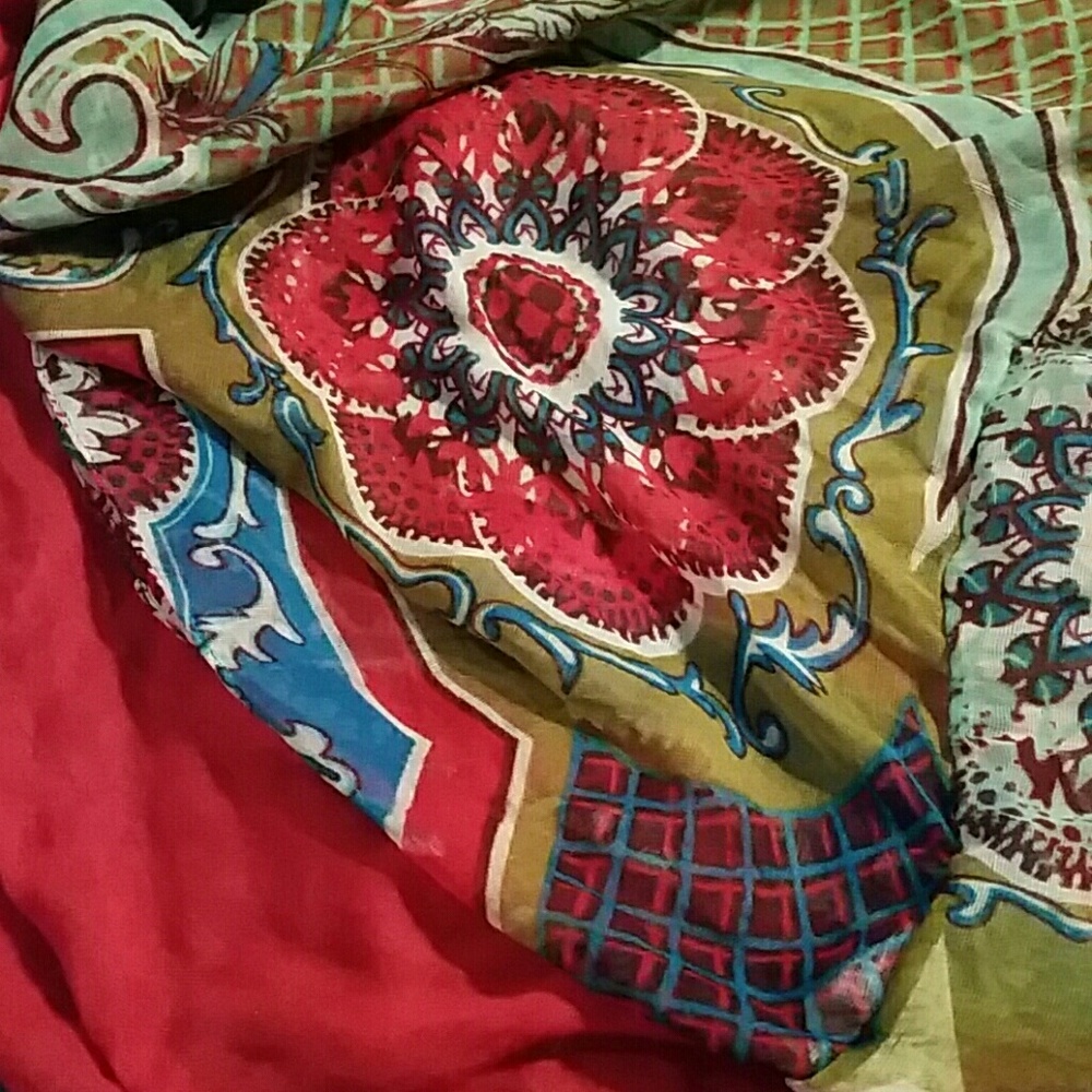 Scarves (multiple) - Picture 7 of 8